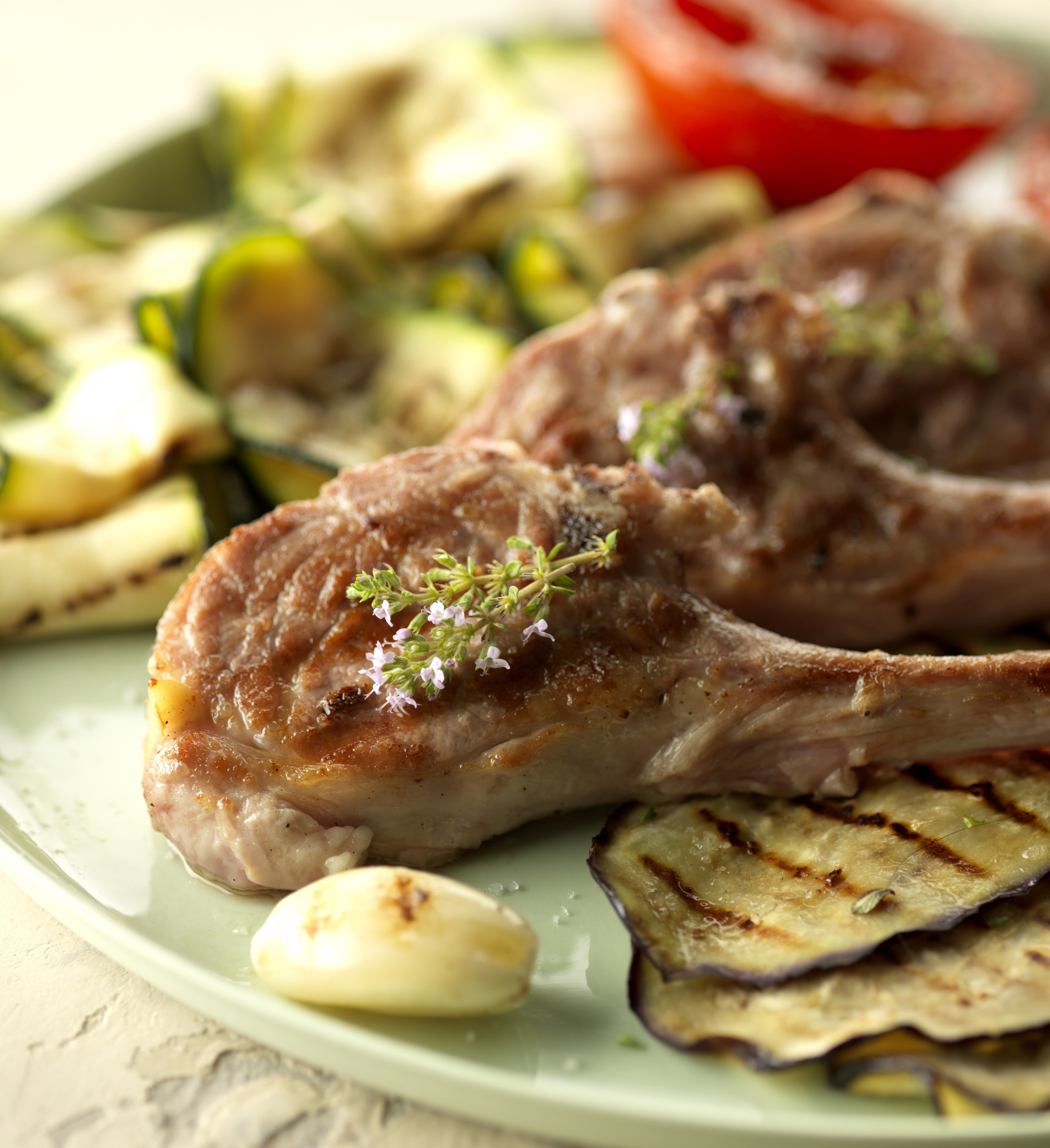 Côtelettes d'agneau et légumes grillés